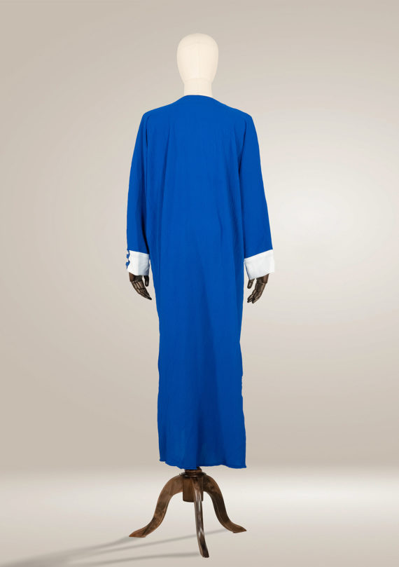 Abaya mit weißen Details an den Ärmeln 18 Abaya mit weißen Details an den Ärmeln Abaya mit weißen Details an den Ärmeln