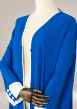 Abaya mit weißen Details an den Ärmeln
