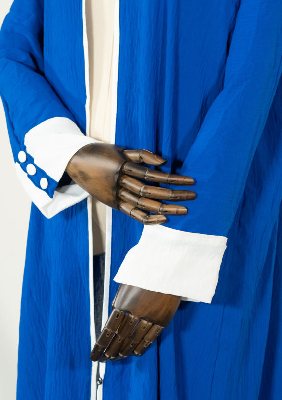 Abaya mit weißen Details an den Ärmeln 16 Abaya mit weißen Details an den Ärmeln Abaya mit weißen Details an den Ärmeln