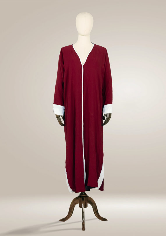 Abaya mit weißen Details an den Ärmeln 21 Abaya mit weißen Details an den Ärmeln Abaya mit weißen Details an den Ärmeln