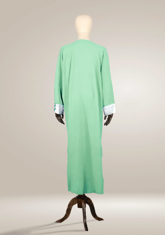 Abaya mit weißen Details an den Ärmeln 26 Abaya mit weißen Details an den Ärmeln Abaya mit weißen Details an den Ärmeln