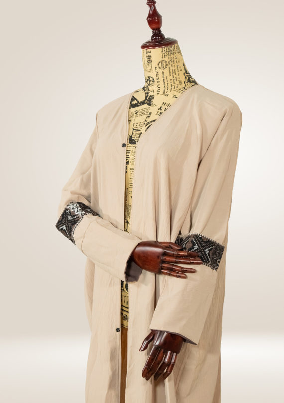 Abaya mit brauner Stickerei