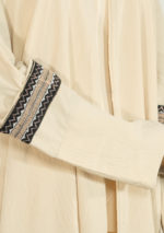 Abaya mit brauner Stickerei