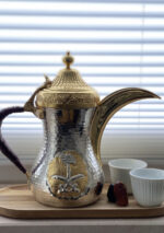 Gravierte arabische Kaffeekanne aus Edelstahl (Dallah), Gold und Silber.