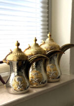 Gravierte arabische Kaffeekanne aus Edelstahl (Dallah), Gold und Silber.