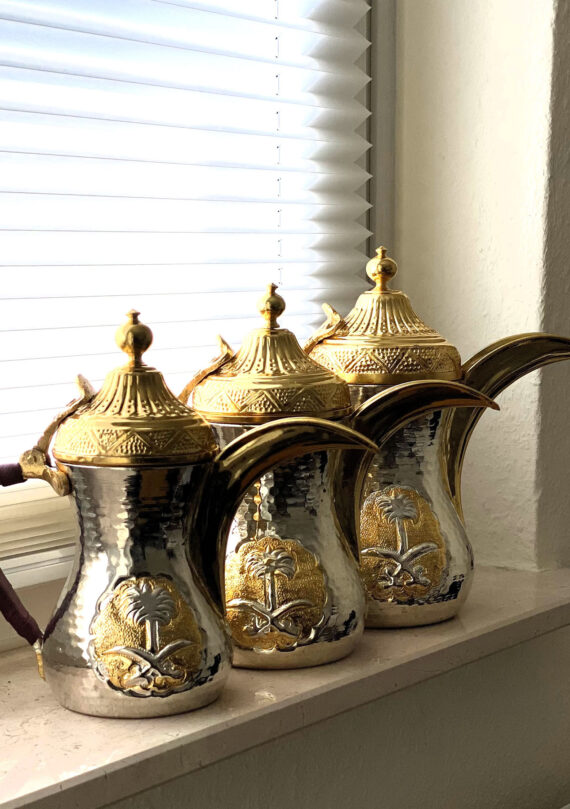 Gravierte arabische Kaffeekanne aus Edelstahl (Dallah), Gold und Silber.