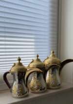 Gravierte arabische Kaffeekanne aus Edelstahl (Dallah), Gold und Silber.