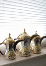 Gravierte arabische Kaffeekanne aus Edelstahl (Dallah), Gold und Silber.