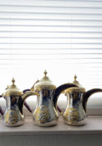 Gravierte arabische Kaffeekanne aus Edelstahl (Dallah), Gold und Silber.