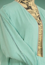 Türkise Abaya mit Strasssteinen an den Ärmeln